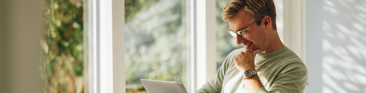 Kvinde arbejder pa computer i hjemlige omgivelser